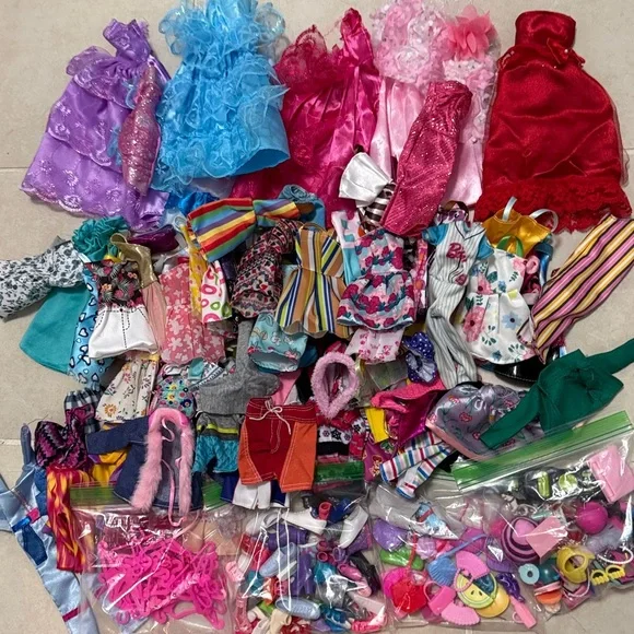 (Large Bundle of Barbie) - Picture 5 of 6